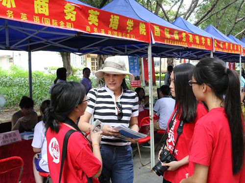 家长接收贝博官网学生采访